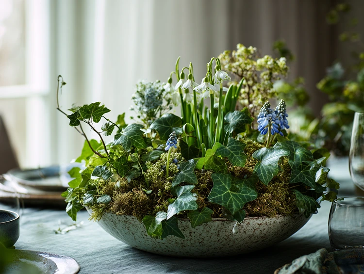 Üppiges Gesteck selber machen für den Tisch im Frühling
