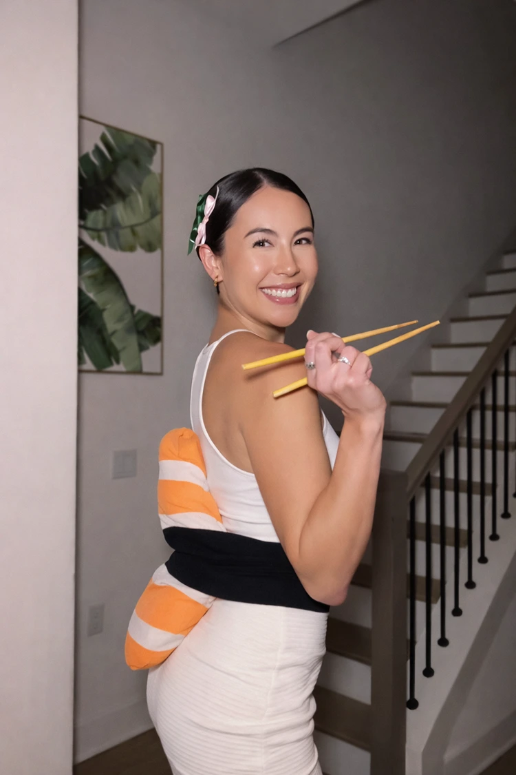 Weiße Kleidung mit einem kleinen, orangen Kissen kombinieren