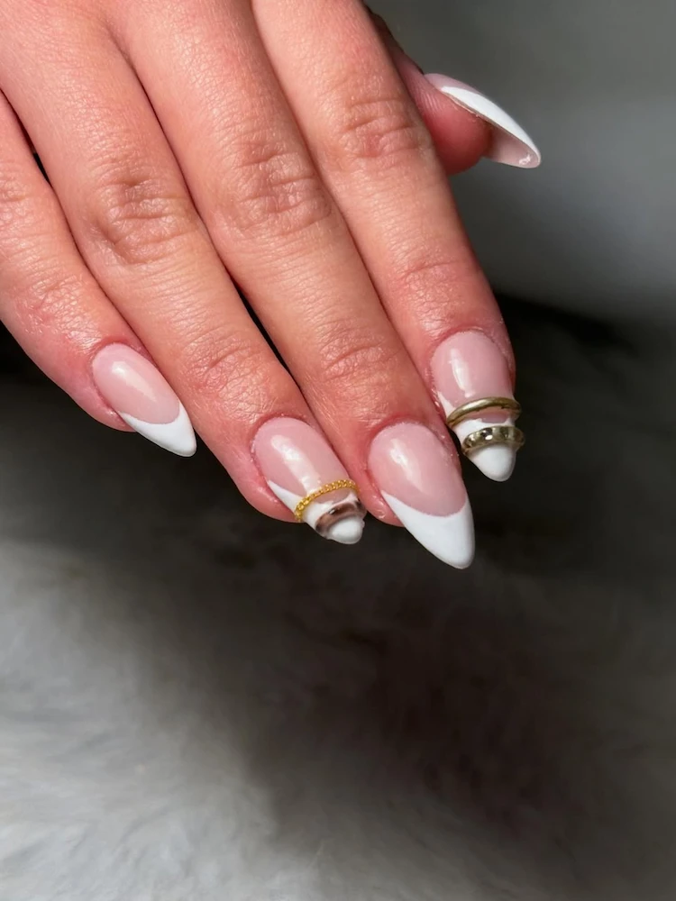 almond french nails mit 3d schmuck