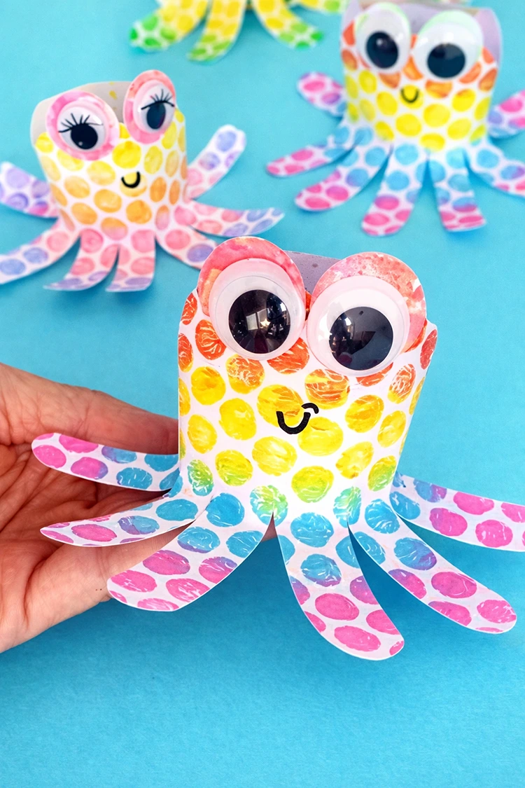 Bastelideen für den Sommer - Tintenfisch aus Papier und mit Luftpolsterfolie gestalten