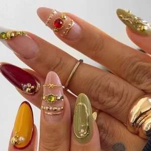 bunte, maximalistische bangle nails mit gold & steinen als nageltrend 2026