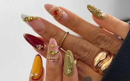 bunte, maximalistische bangle nails mit gold & steinen als nageltrend 2026