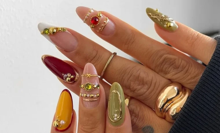 bunte, maximalistische bangle nails mit gold & steinen als nageltrend 2026
