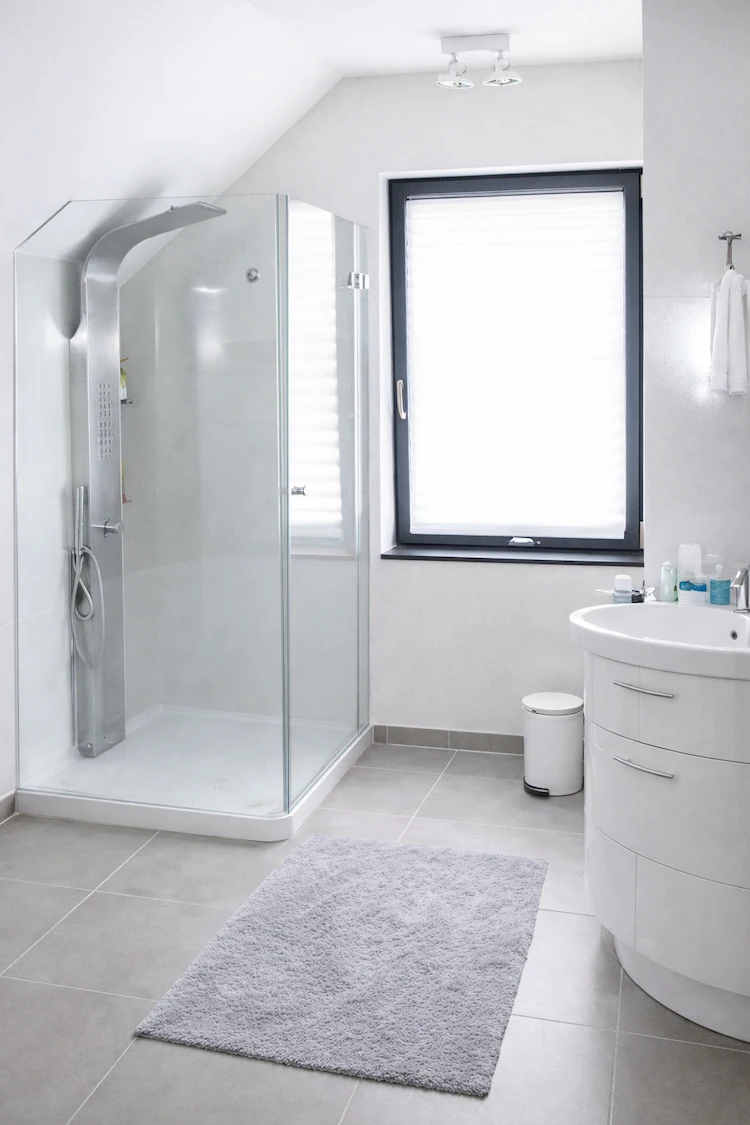 fenster im bad neben glasduschkabine