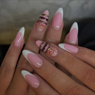 french nägel mit schmuck akzenten