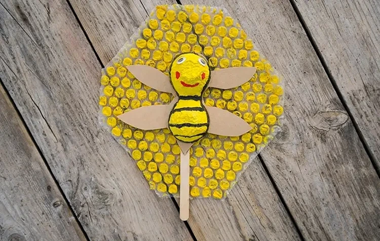 Honigwabe aus Luftpolsterfolie gestalten mit Biene aus Eierkarton