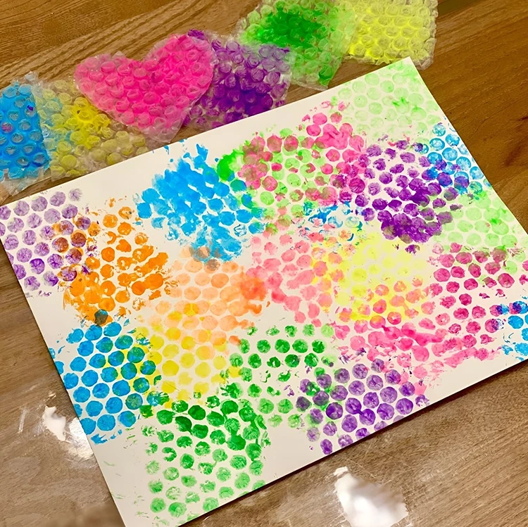 Ideen zum Malen mit Luftpolsterfolie - Formen ausschneiden und als Stempel verwenden