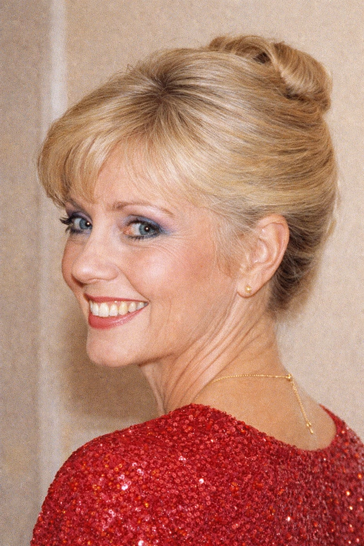 klassische french twist frisur mit pony aus den 90ern