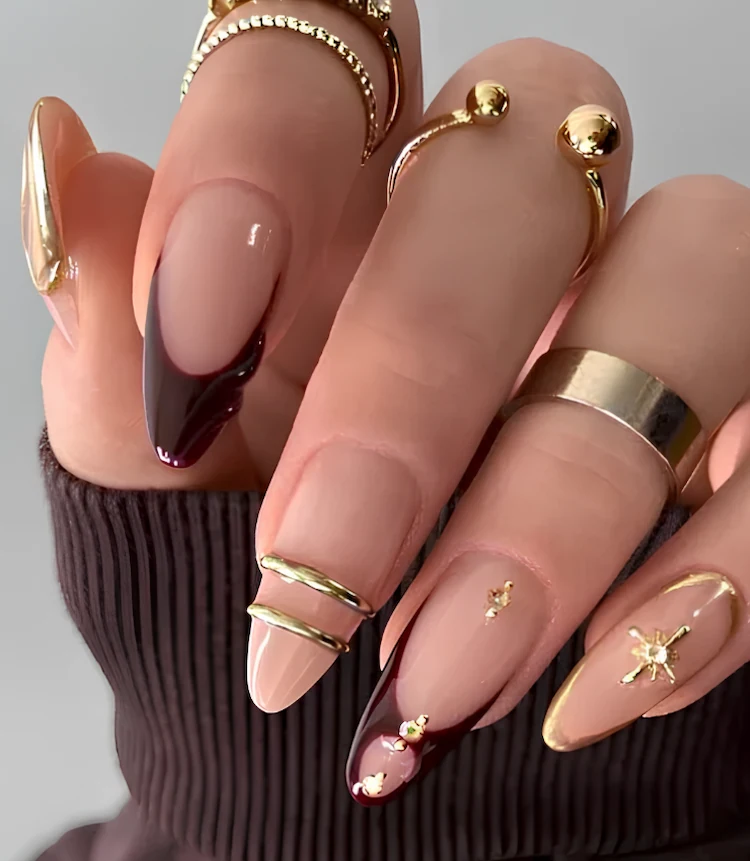 nude nails mit goldenen akzenten & ringen