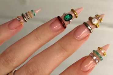 verspielte stiletto nails mit charms & mini uhr