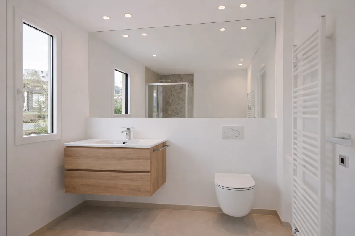 waschtisch am fenster im bad